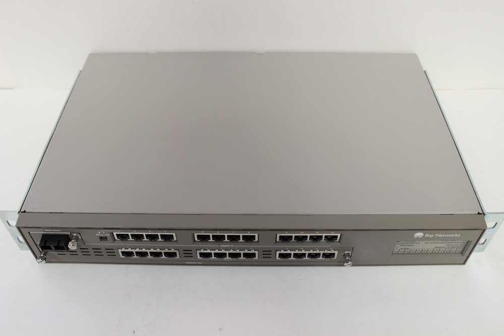 BAY NETWORKS AT2202001 BAYSTACK 100BASE-T STACKABLE 24 PORT HUB WITH 100BASE-FX