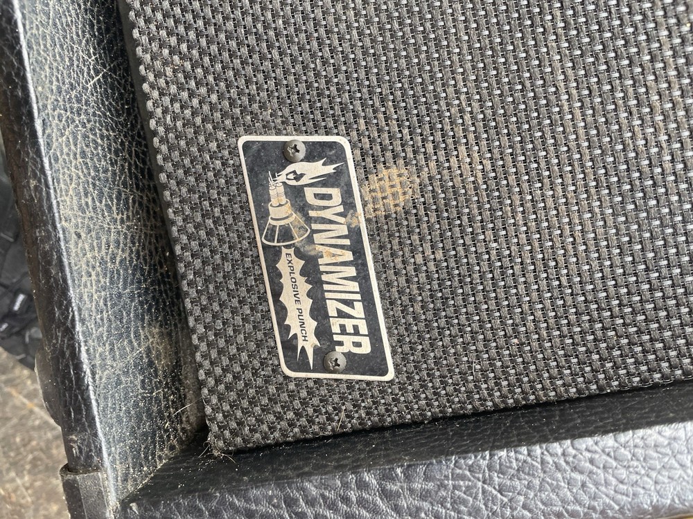 BEHRINGER UltraBass BX300 Bass Amplifier DYNAMIZER Explosive Punch