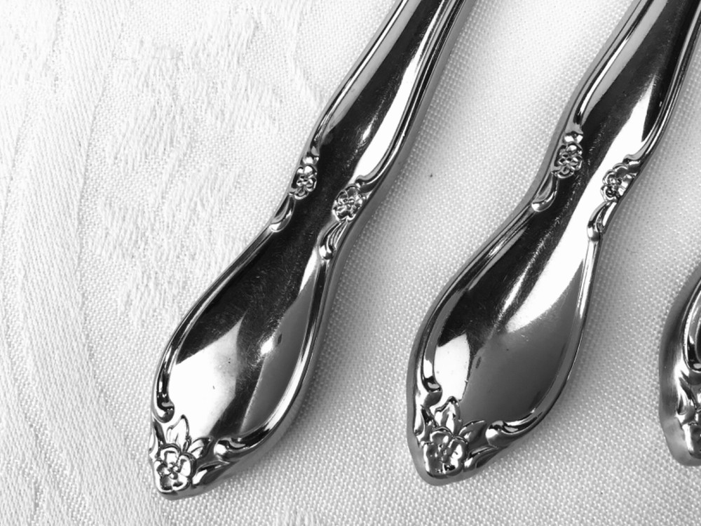 Oneida CHATELAINE (4) Dinner Knives in Very Good Preowned Condition