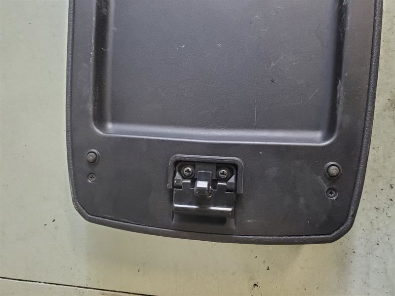HIGHLANDR 2012 CENTER CONSOLE / ARMREST LID