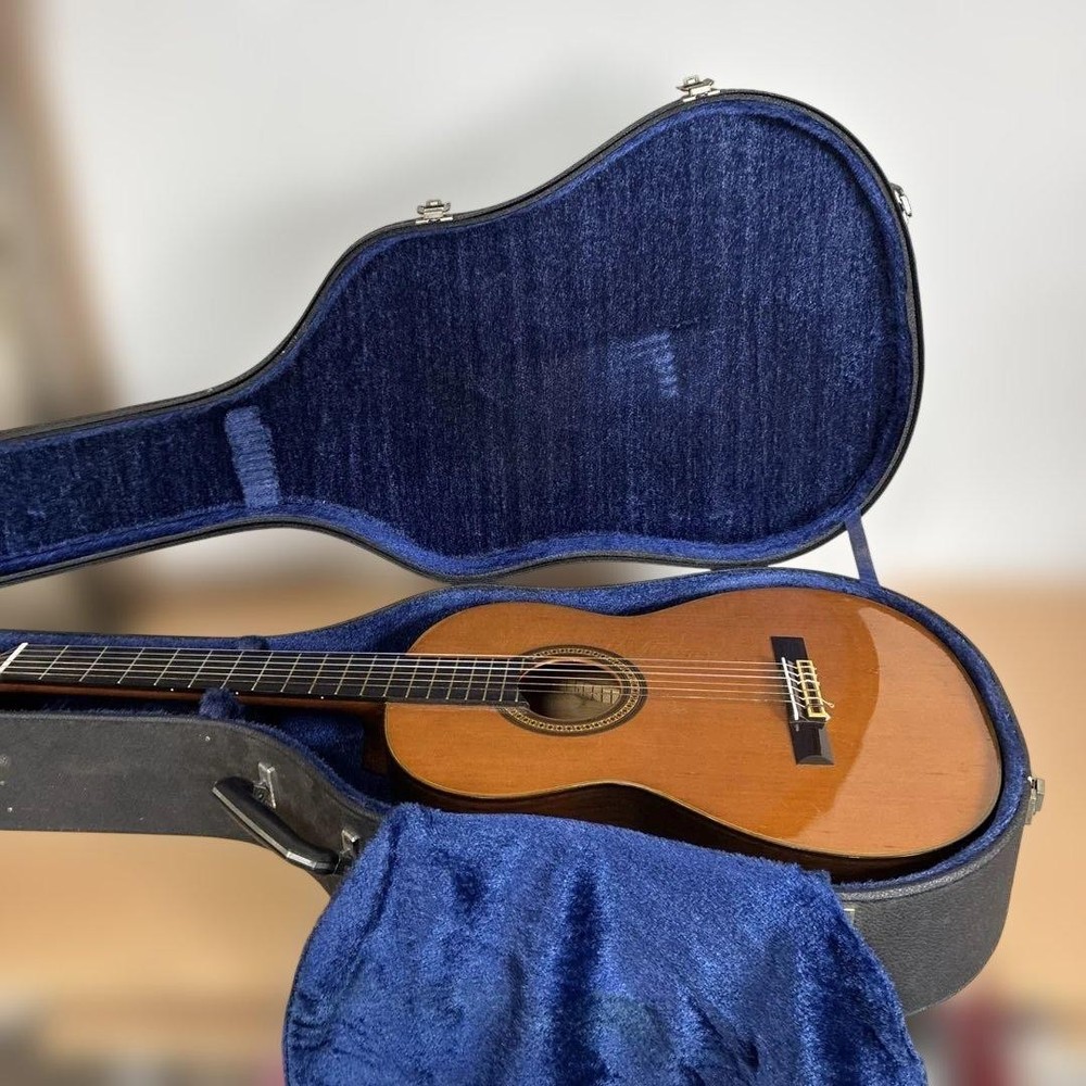 Yamaha C-200 Classic Guitar With Hard Case