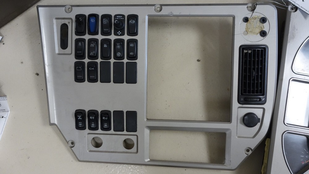 Mack CHU SWITCH PANEL Dash Panel - 84MT5101M3