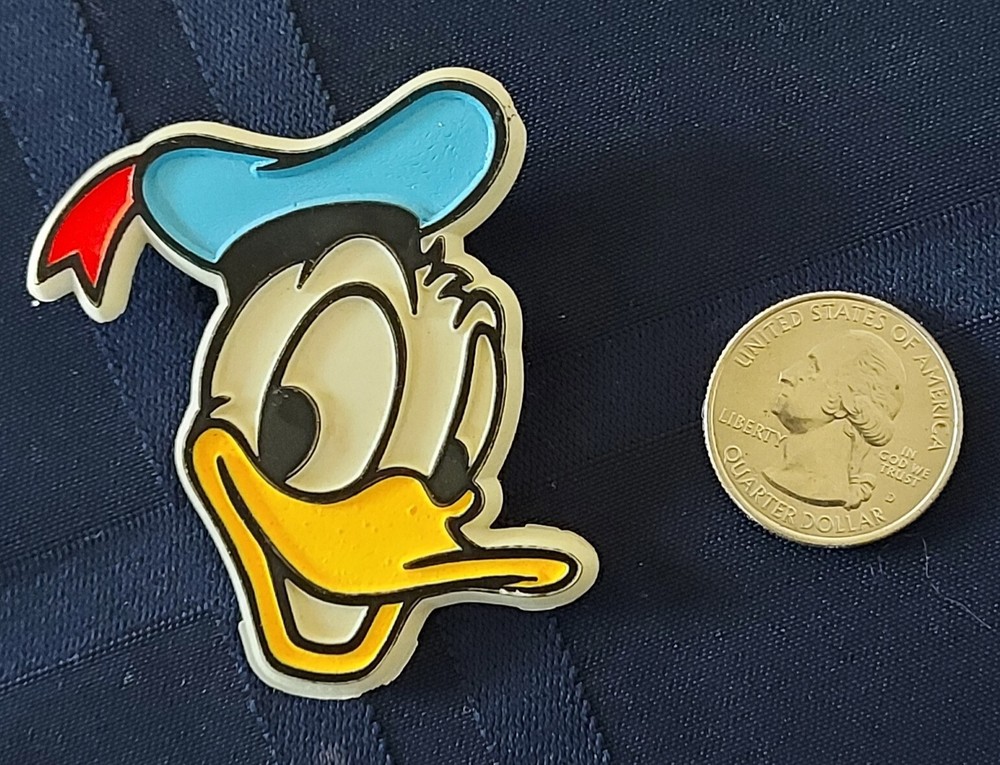 Vintage Donald Duck Plastic Pin