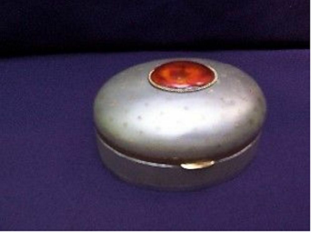 GORGEOUS OVAL EAST iNDIAN SOLID SILVER HINGED BOX GILT ACCENT ENAMEL MEDALLION