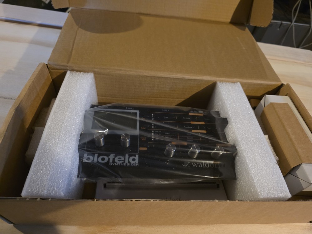 Waldorf blofeld desktop sythesizer