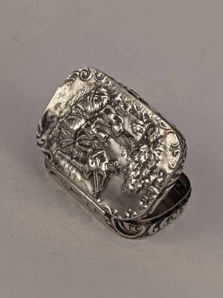 A solid silver hinged snuff box British hallmarked 1904 with medieval scene