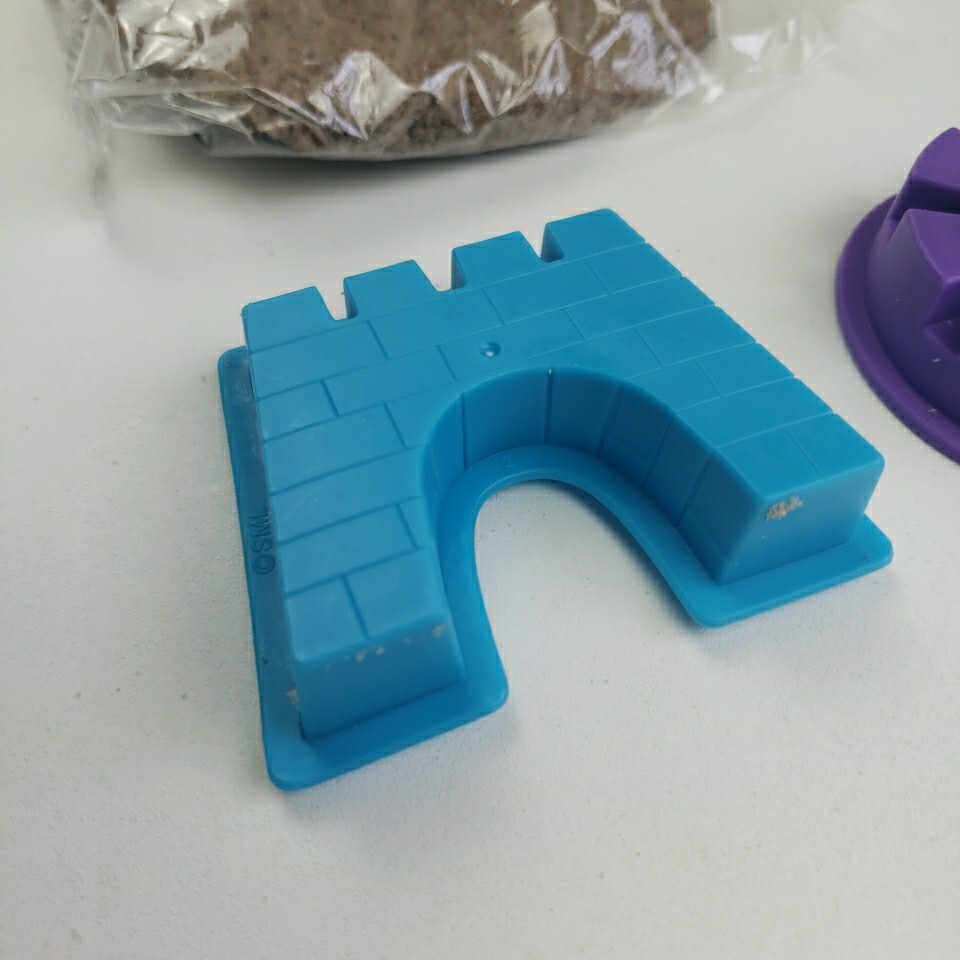 SPIN MASTER Kinetic Sand Beach Day Fun Playset w/ Castle Molds & Tools Age 3+