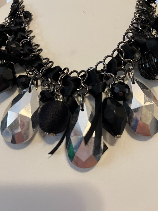 ERICA LYONS ~ Beautiful Statement Necklace (B10)