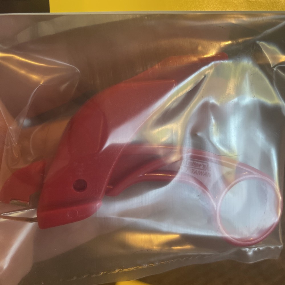 Staple Shark Staple Remover Galiot Red