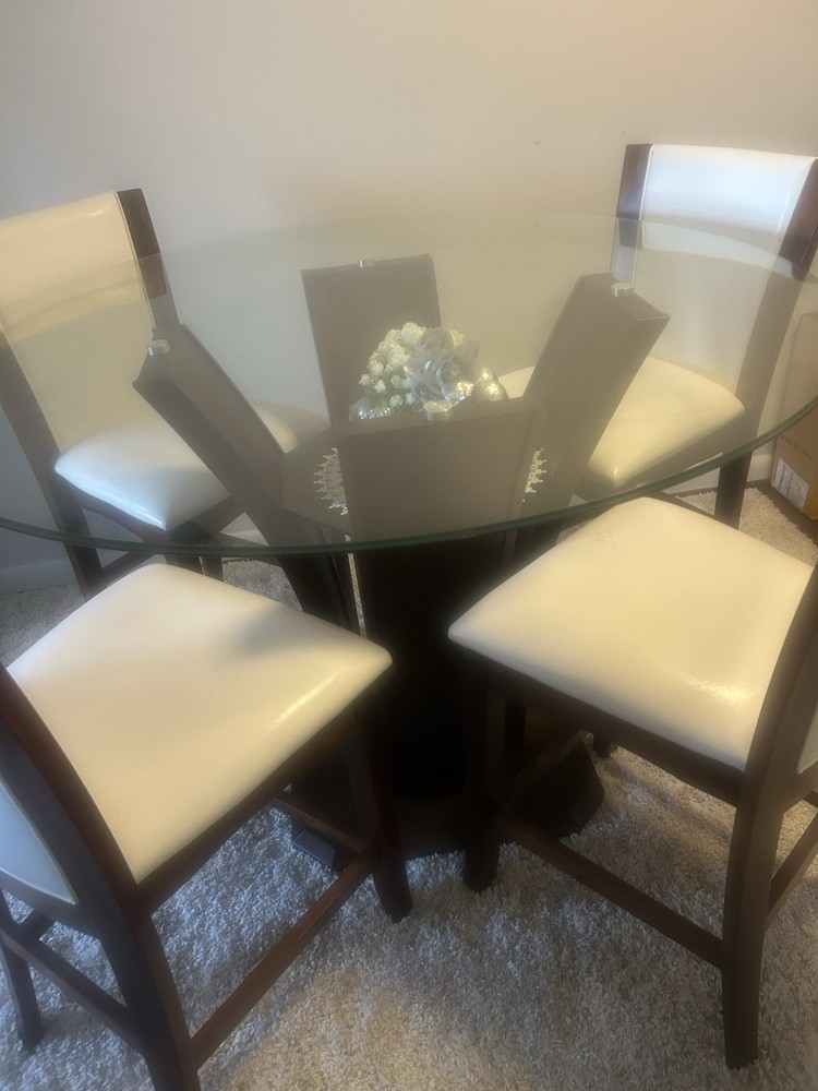 Dining Table and Chair Set Very Nice Condition