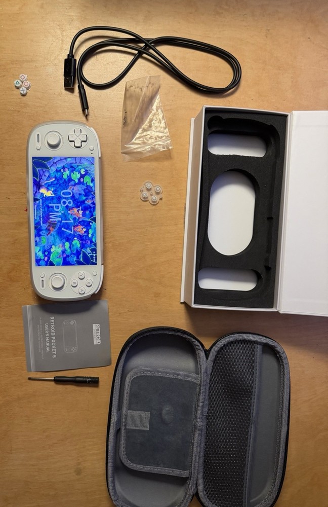 Retroid Pocket 5 White With Grip And Case