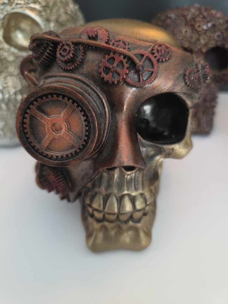 Skull Decor Figurines, Lot Of 5