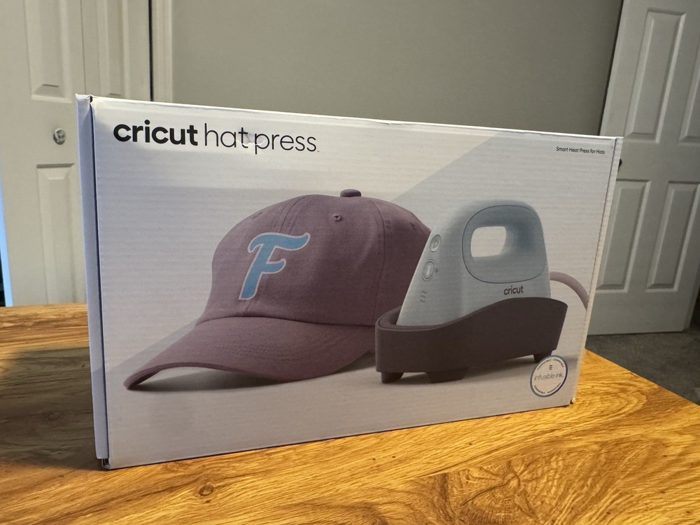 Cricut CHP080B1 Hat Press Machine Clamshell 3x5.5in Bluetooth Digital Display