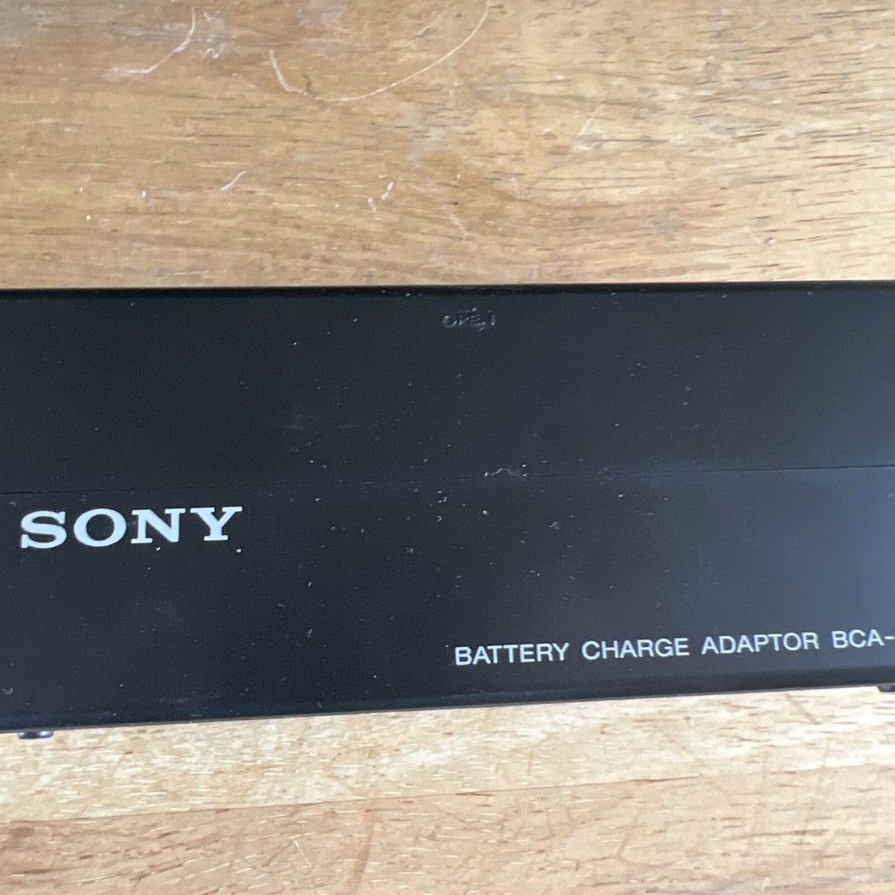 Sony Video 8 CCD-M8u Camera Recorder Case and Batterys Untested