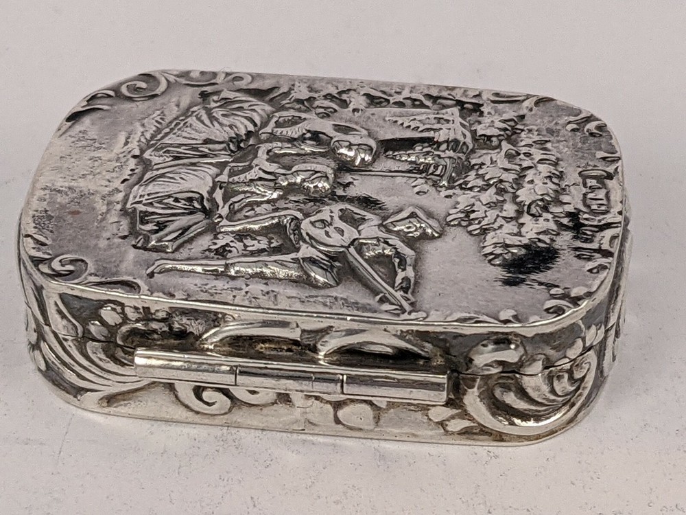 A solid silver hinged snuff box British hallmarked 1904 with medieval scene