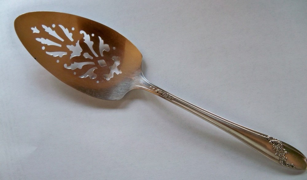 ONEIDA COMMUNITY QUEEN BESS II TUDOR SILVER PLATE 1946 PIE SERVER