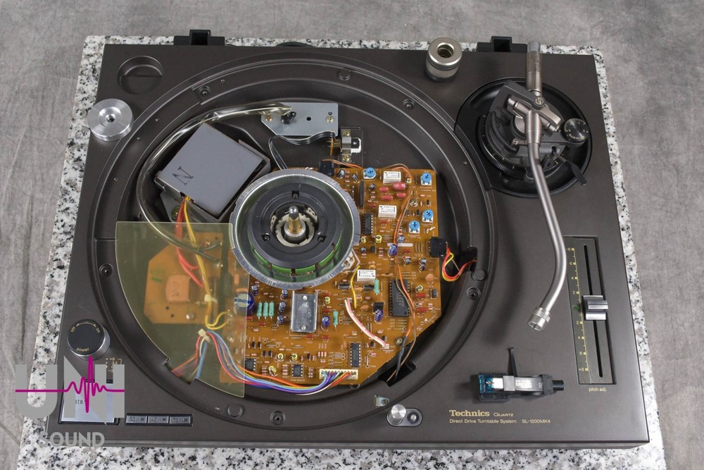 Technics SL-1200MK4 Black direct drive turntable in Excellent Condition