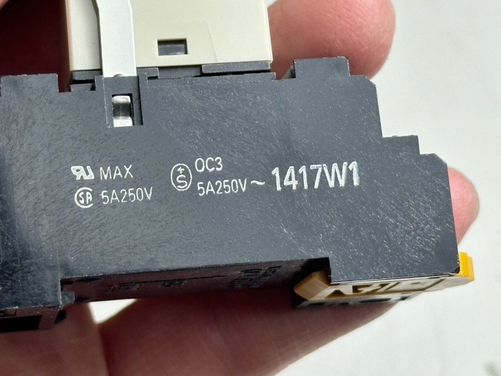 Omron H3Y-4 Second Timer 0-5 sec w/ Base 2-M4X10