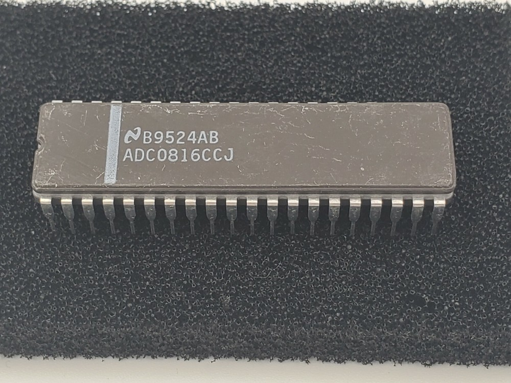 ADC0816CCN Bit Analog to Digital Converter Input SAR ADC 8 BIT ACCESS Ceramic