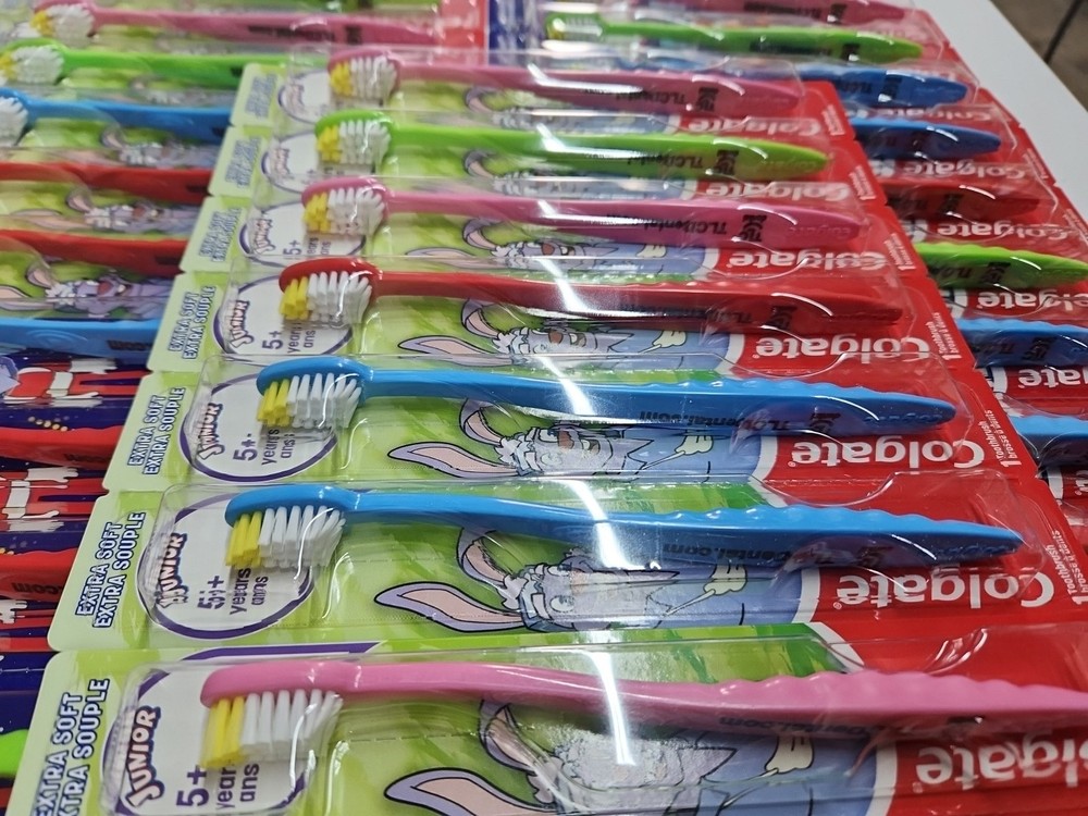 LOT 48 Colgate Extra Soft Extra Souple Toothbrush for JUNIOR 5+