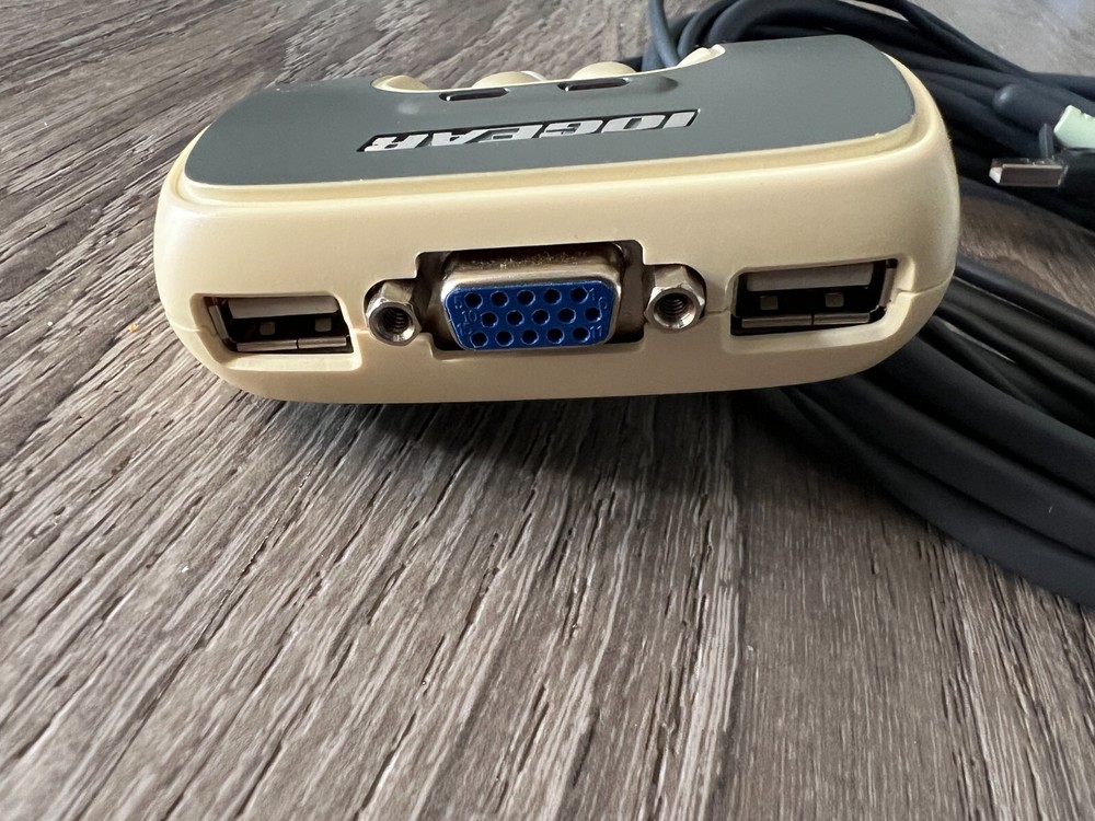 IOGEAR USB 2 port KVM Switch w/built-in Cables GCS632U