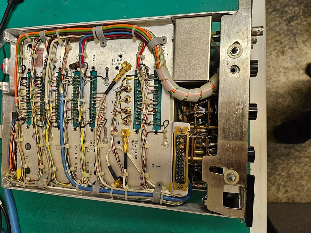 HP 8552B IF Section Spectrum Analyzer Front panel, chassis / parts**UNTESTED**