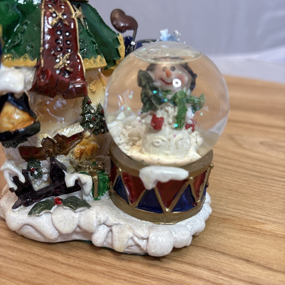 Santa Claus Globe With Snow