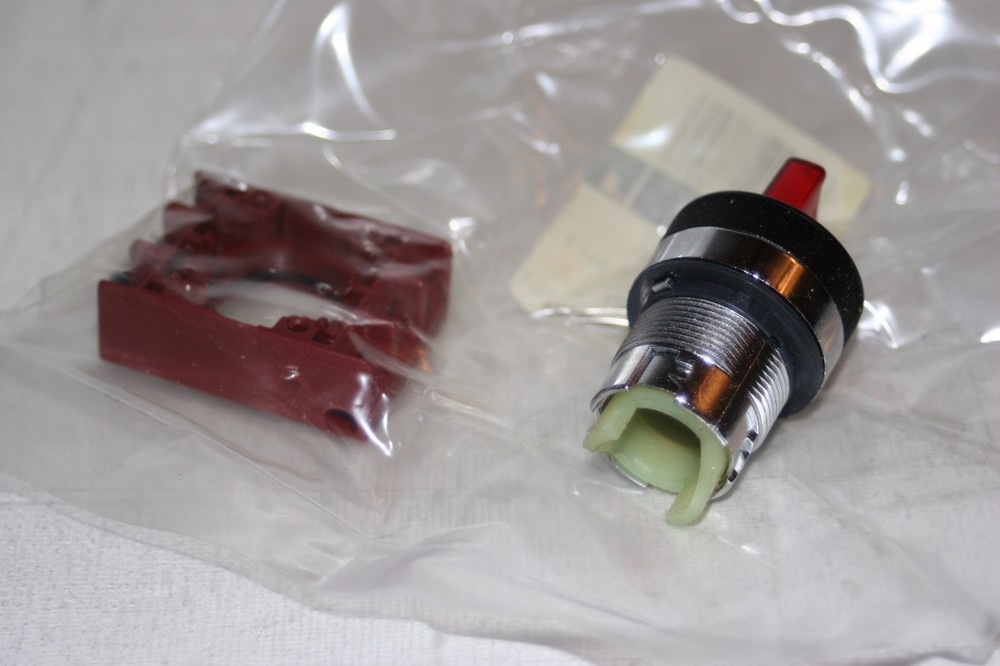 GENERAL ELECTRIC P9CSLD0R SELECTOR SWITCH RED