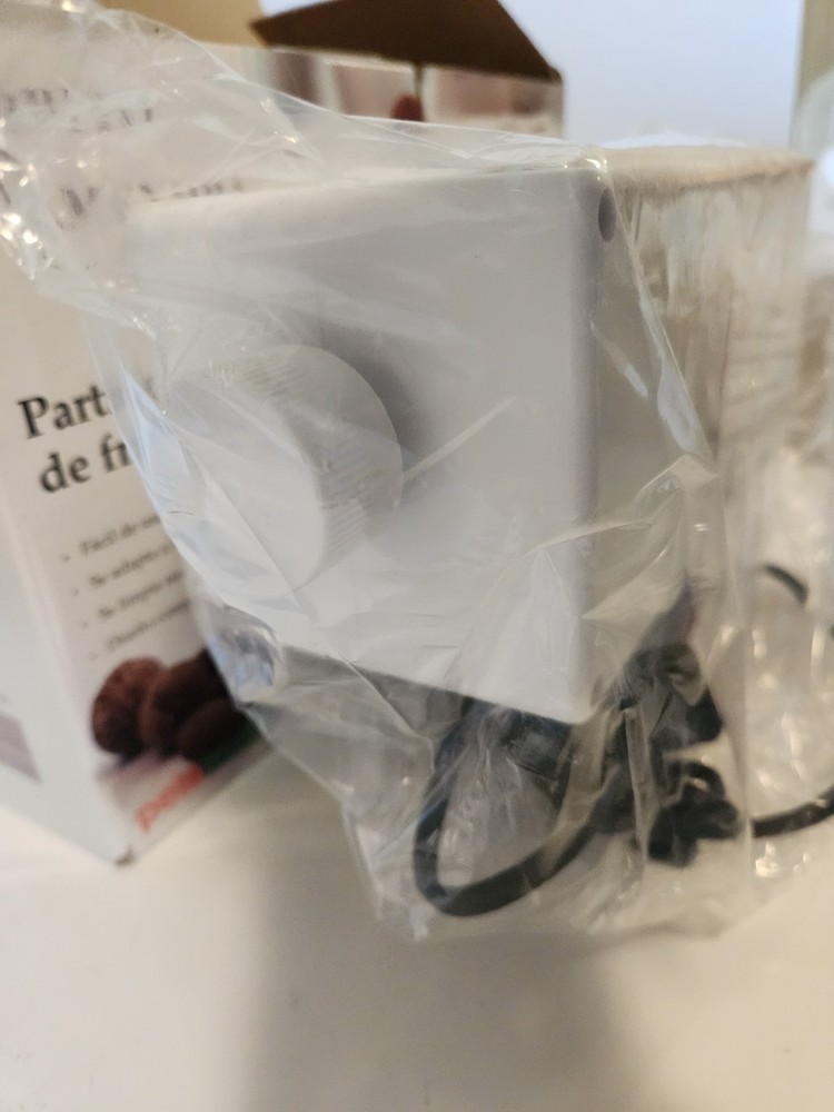 Pelamatic Robito Almendra Electric Nut Cracker Open Box