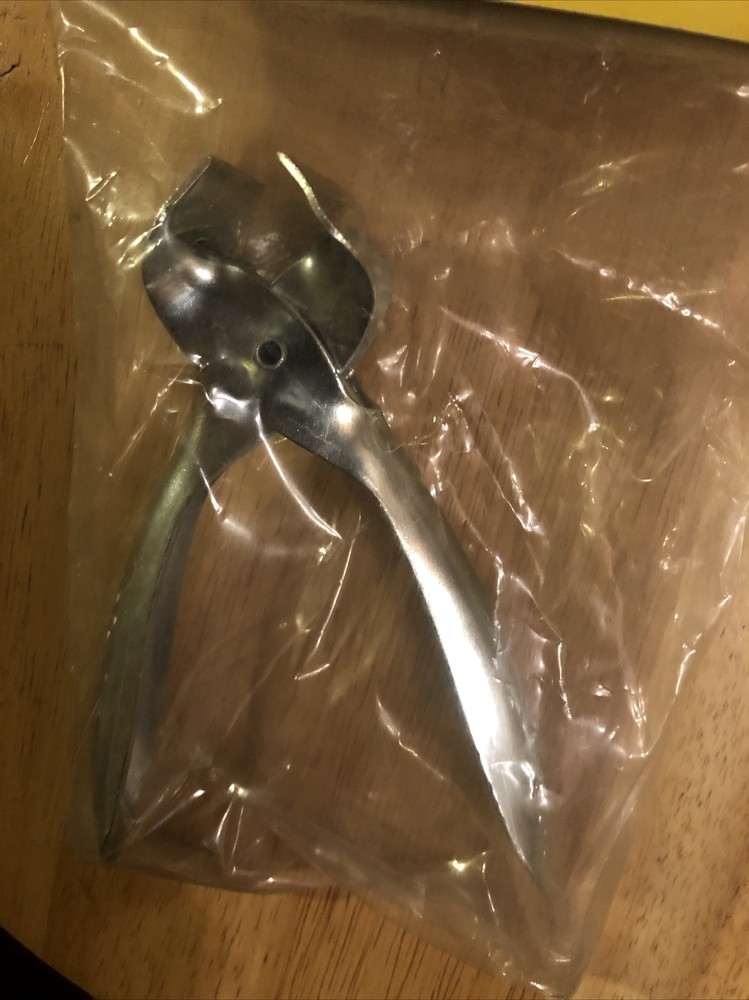 FJ Neil Company Catfish Skinner