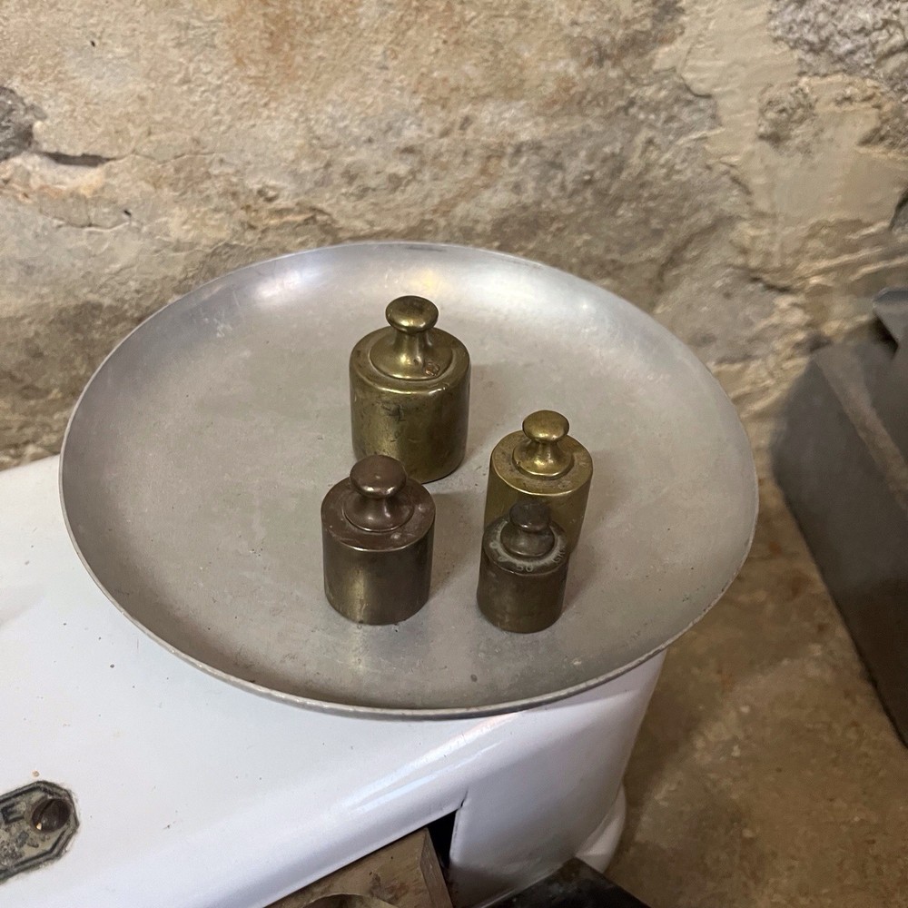 Vintage Kitchen Scale With Weights – Vintage Decor