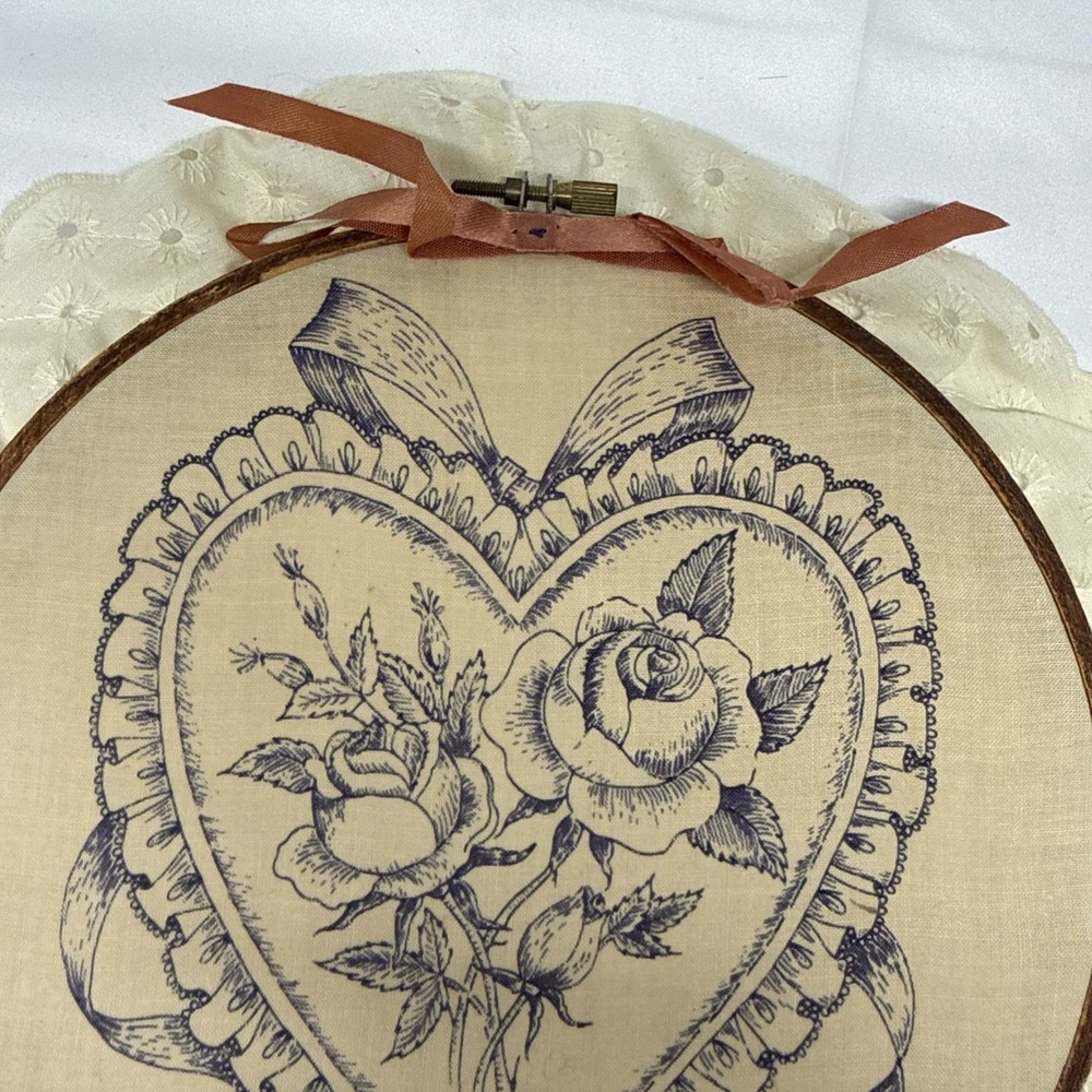 Creative Circle Vintage Heart With Flowers
