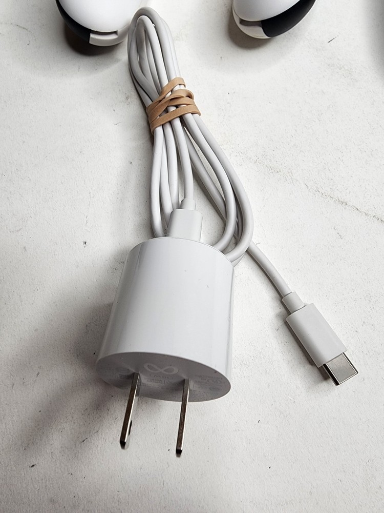 Meta Oculus Quest 3 VR Headset 128GB Headset W/ Controllers + Box