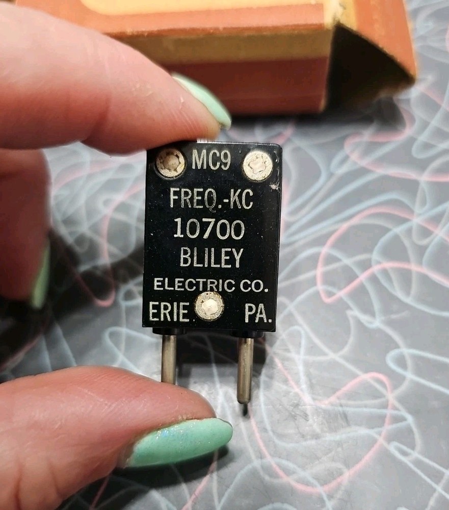 BLILEY MC9 KC Quartz FREQUENCY Crystal 10700-- NOS