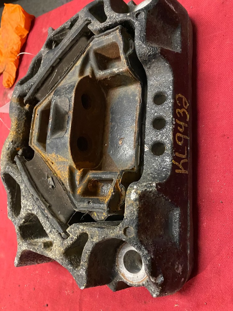 01-34095-000 FREIGHTLINER Engine Mount ,FRAME MOUNTED rear isolator U-30922-301