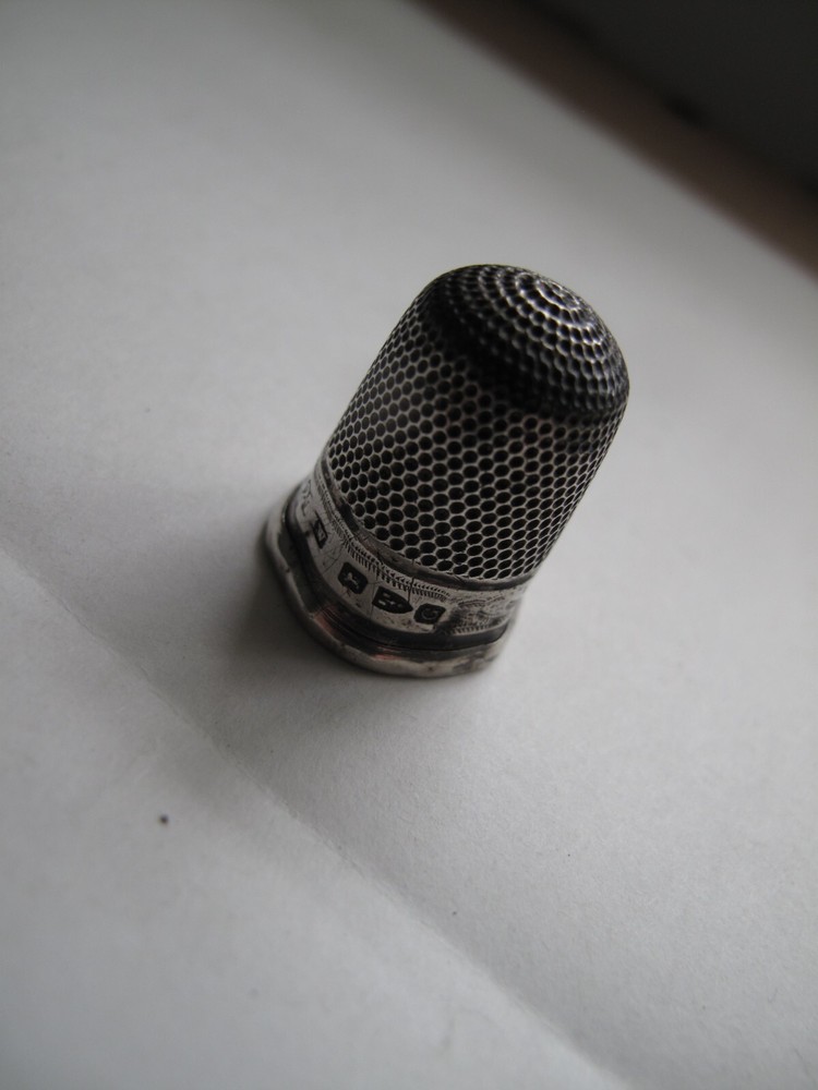 Hallmarked silver thimble - HW? - Chester 1890?