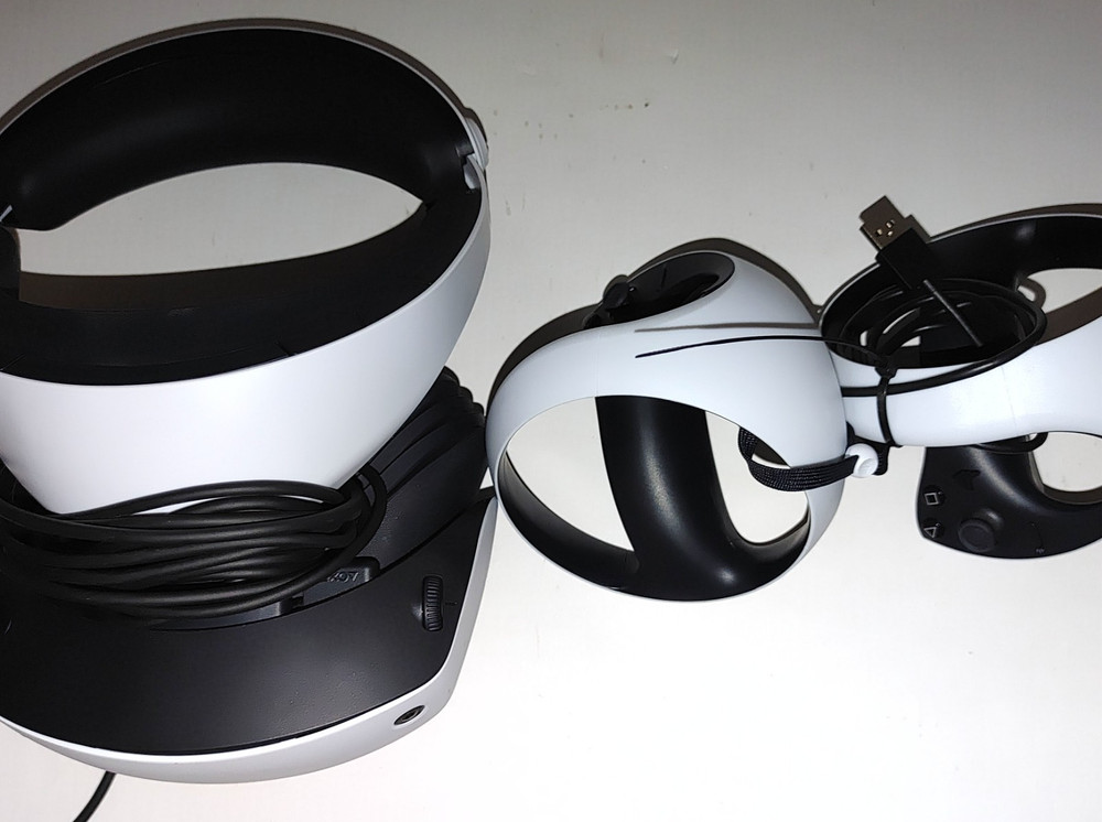 PlayStation VR2 Virtual Reality Headset with 2 Controllers PS5