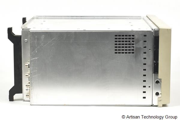 Tektronix TLA704 Logic Analyzer Color Portable Mainframe