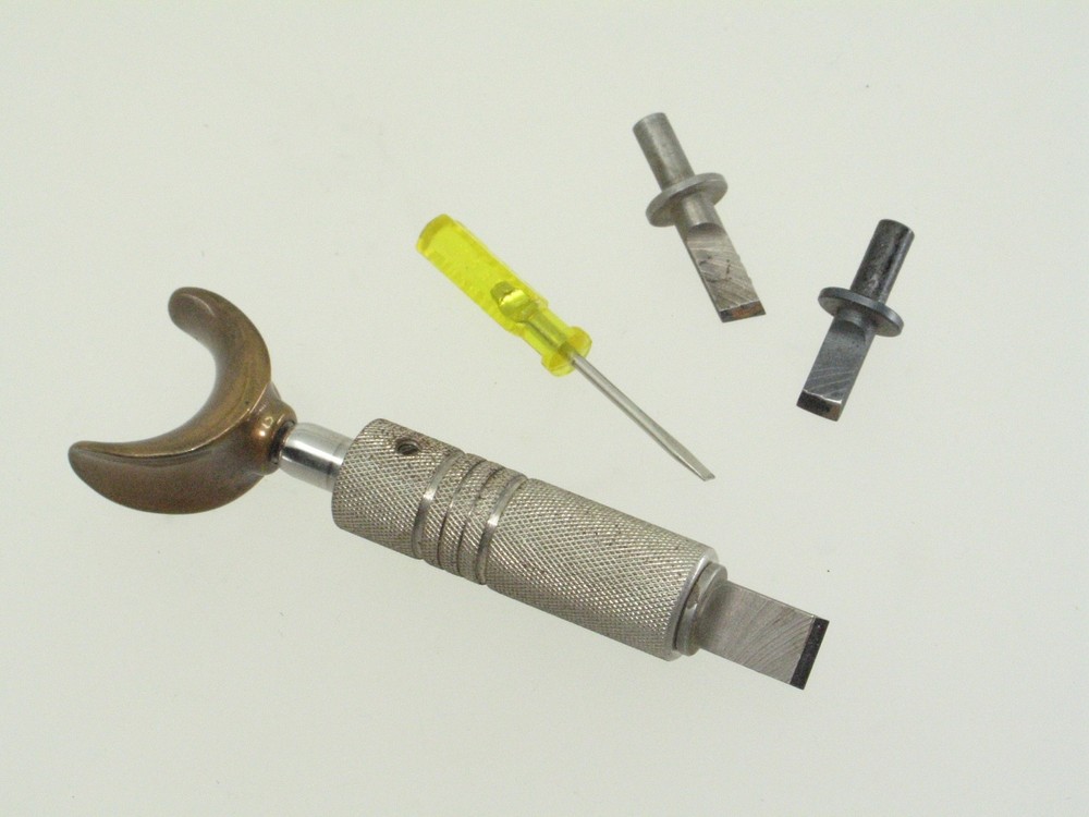 Craftool Pro Swivel Knife with Large Brass Thumb Rest