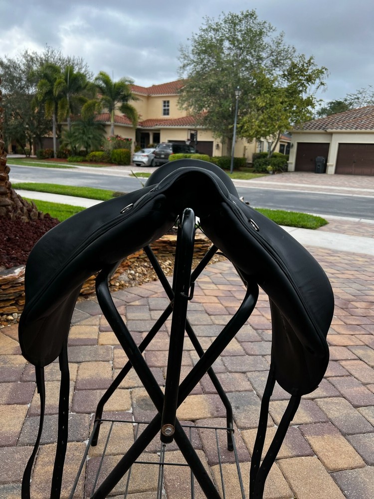 Devoucoux Dressage Saddle 17.5"