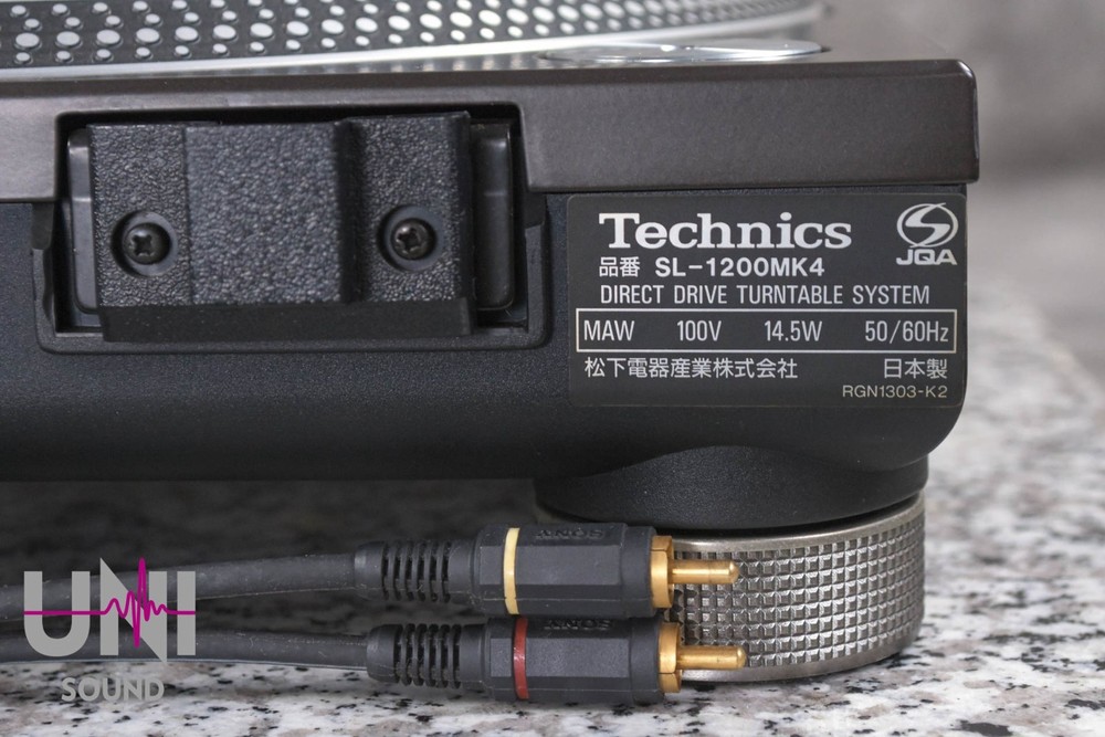 Technics SL-1200MK4 Black direct drive turntable in Excellent Condition