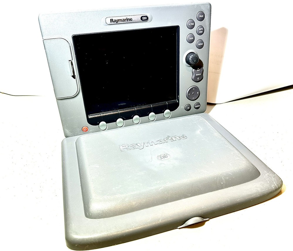 RAYMARINE E80 E02011 GPS NAVIGATION CHART PLOTTER SONAR FISHFINDER RADAR & COVER