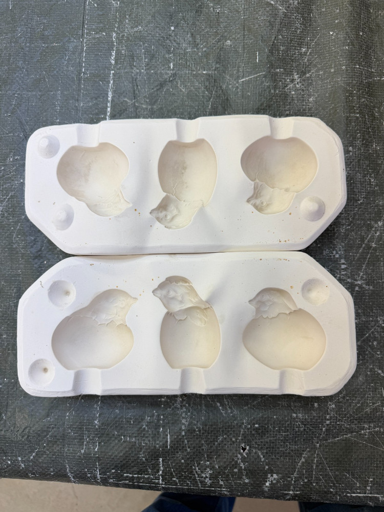 VINTAGE SCIOTO CERAMIC MOLD #S-964 THREE CHICKS IN EGGS
