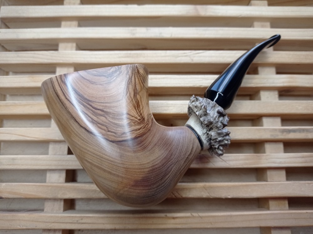 Manelli Bent Collection smooth natural olivewood pipe, roe deer horn insert  909