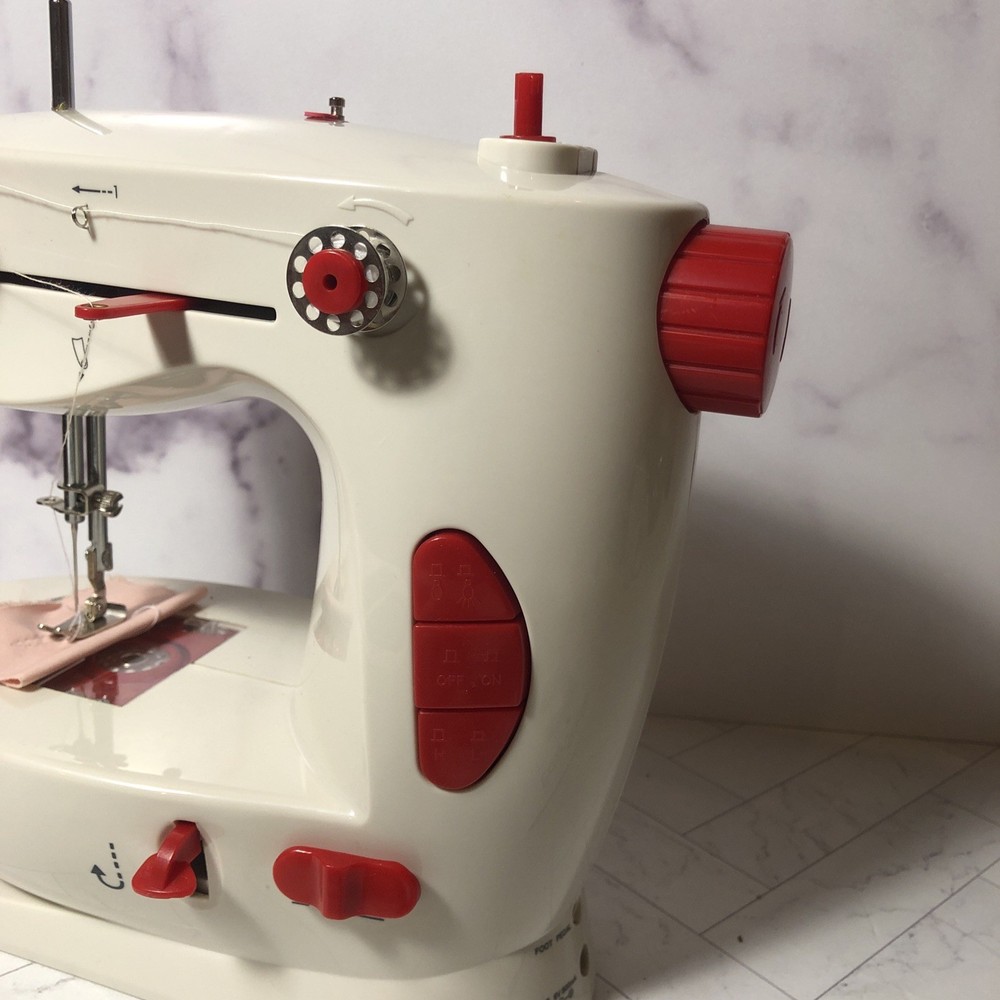 Easy Stitcher Table Top Sewing Machine D2-5001 BARELY USED