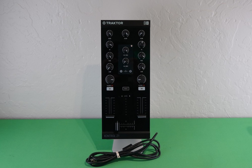 Native Instruments Traktor Kontrol Z1 DJ Mix Controller