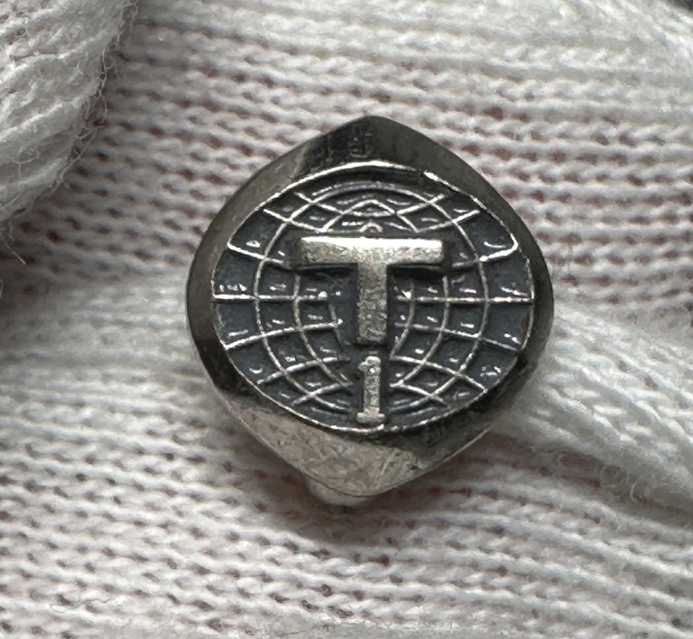 VINTAGE T1 TUPPERWARE 1 YEAR SILVER TONE PIN AWARD E882