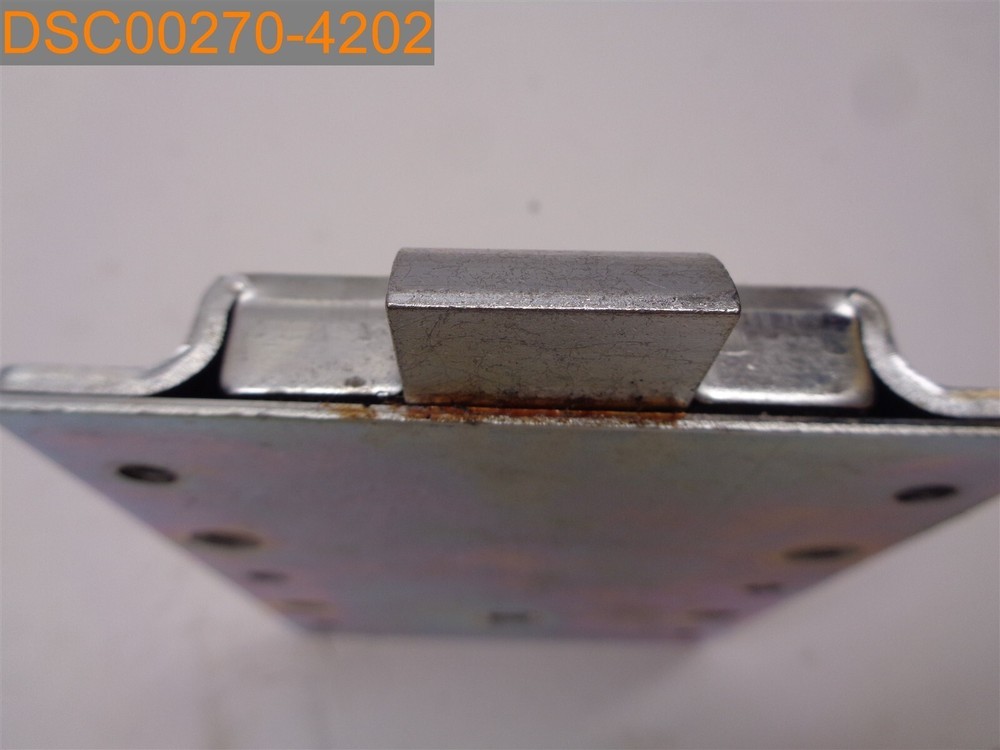 HAS LITTLE RUST: LATCH 5P5039