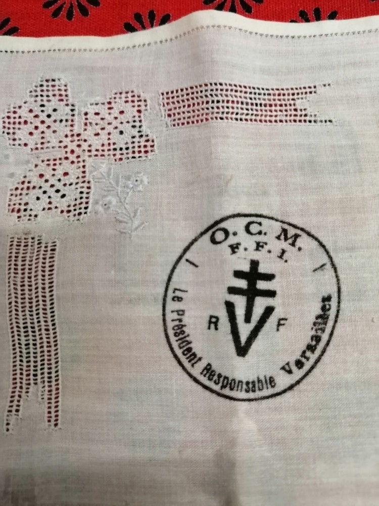 Un Handkerchoir Et Une Petite Barette Libération Comité De Versailles WW2