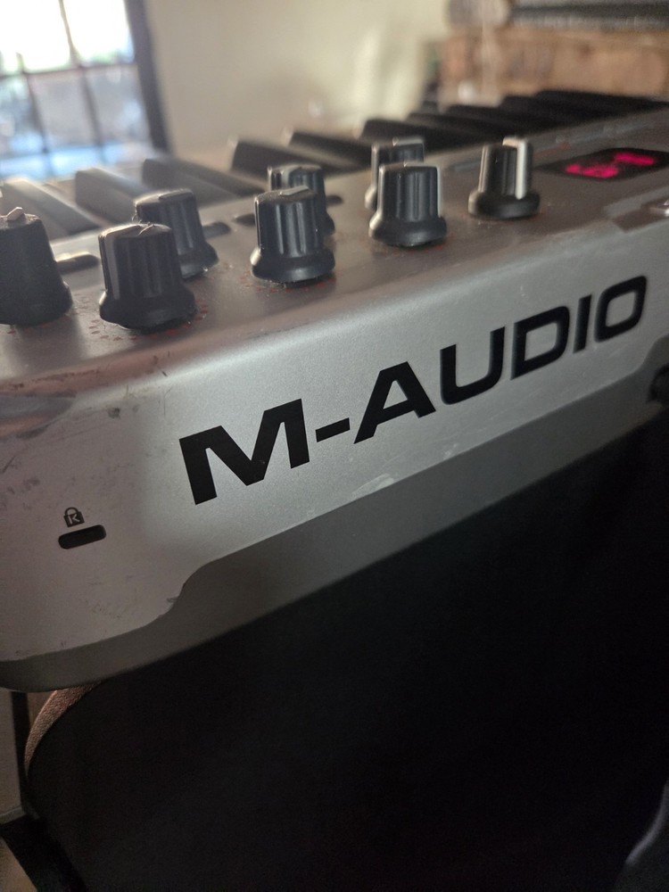 M-Audio Oxygen8 v2 25-Key MIDI USB Keyboard Controller Pitch Mod Faders Knobs